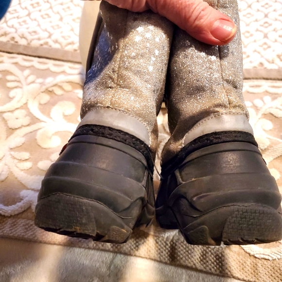 ⬇️ Ice fields silver sequin waterproof boots. - Picture 8 of 11